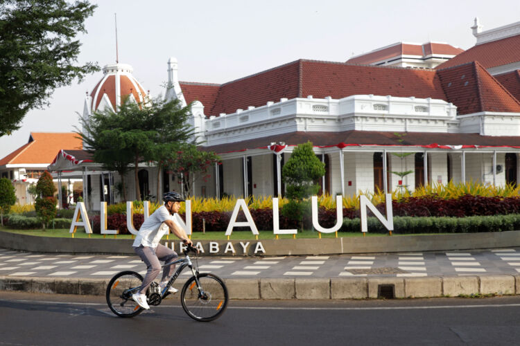 Wali Kota Eri Cahyadi berangkat kerja ke Balai Kota Surabaya dengan pakai sepeda/Dok. Diskominfo Surabaya