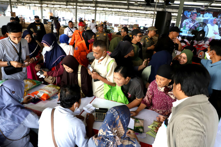 Operasi Pangan Murah yang digelar pemkot untuk menekan inflasi selalu diserbu pembeli/Dok. Diskominfo Surabaya