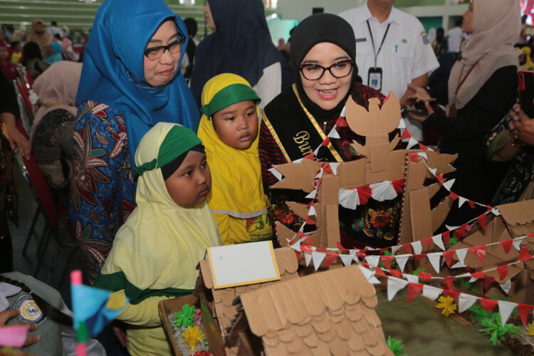 Bunda PAUD Surabaya Rini Indriyani Eri Cahyadi bersama anak-anak Surabaya yang akan melanjutkan ke tingkat SD/Dok.Diskominfo Surabaya