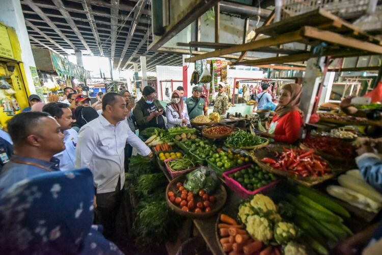 Wali Kota Eri Cahyadi saat meninjau harga bahan pokok di pasar/Dok. Diskominfo Surabaya