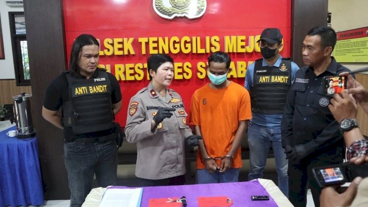 M. Khoiril (22), pelaku pencurian motor ASN Pemkot Surabaya saat diamankan di Polsek Tenggilis Mejoyo, Selasa (10/10/2023) /Istimewa