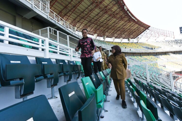 Wali Kota Surabaya Eri Cahyadi saat melakukan peninjauan di Stadion Gelora Bung Tomo (GBT), Senin (9/10/2023).