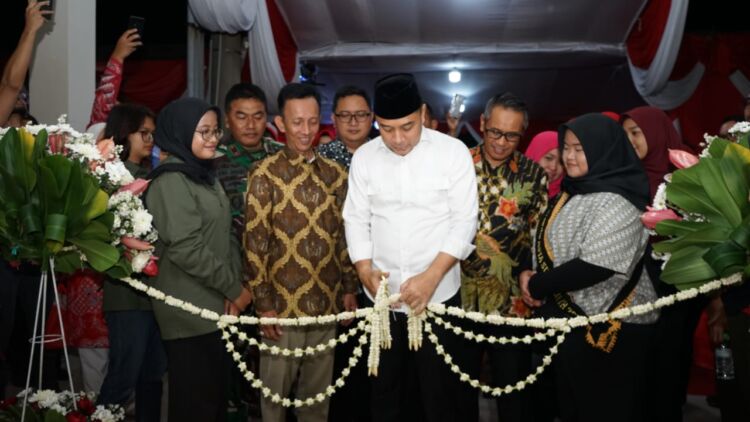 Wali Kota Surabaya Eri Cahyadi saat meresmikan salah satu Balai RW/Dok. Diskominfo Surabaya