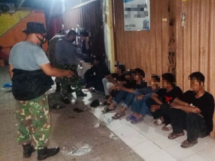 Petugas gabungan dari Satpol PP dan TNI saat mengamankan sejumlah remaja tengah pesta miras (dok. Satpol PP Surabaya)