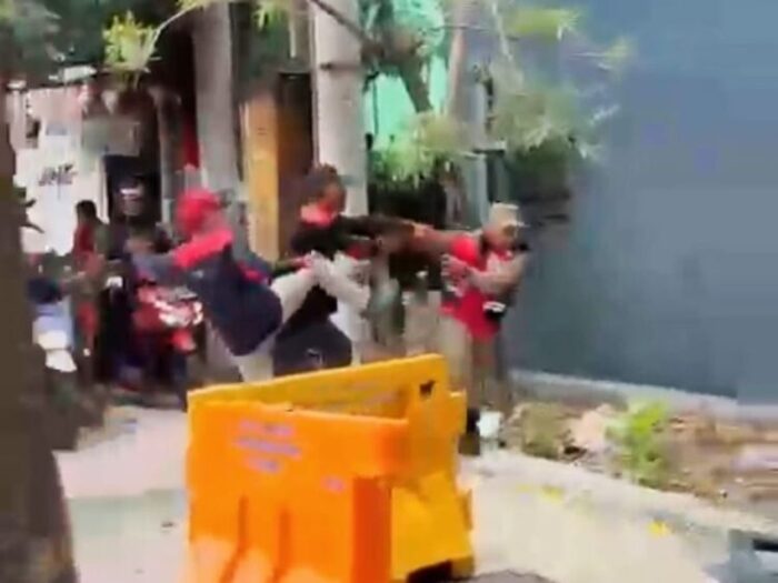 Petugas Satpol PP saat ditendang oleh oknum pendemo di pedestrian Jalan Ahmad Yani Surabaya, Kamis (30/11/2023) /tangkapan layar