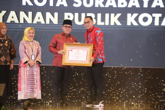 Wali Kota Surabaya Eri Cahyadi menerima penghargaan dari Menteri PANRB, Abdullah Azwar Anas di Jakarta, Selasa (21/11/2023).