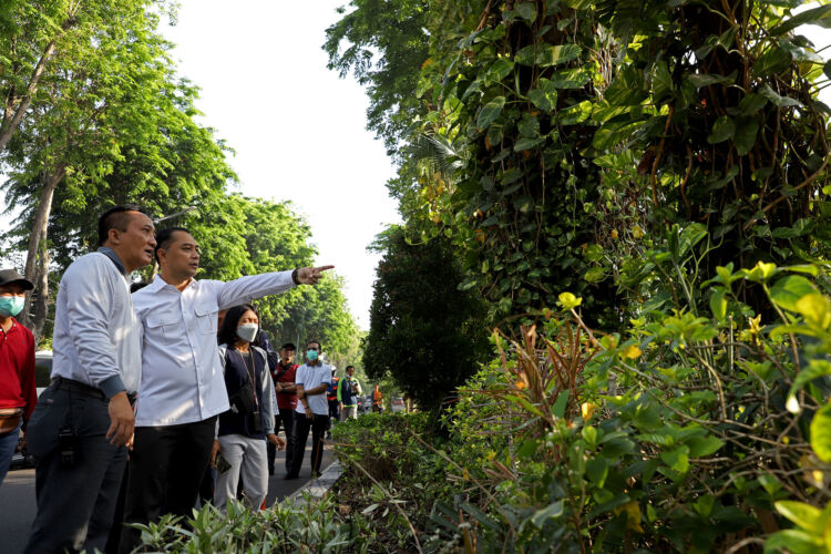 Wali Kota Surabaya Eri Cahyadi saat memberikan pengarahan perbaikan taman di lapangan/Dok. Diskominfo Surabaya