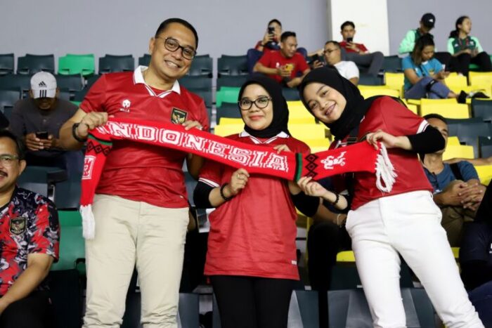 Wali Kota Surabaya Eri Cahyadi bersama keluarga saat menonton pembukaan Piala Dunia U-17 di GBT Surabaya/Dok. Diskominfo Surabaya