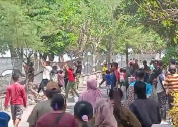 Tangkapan layar video perusakan pagar Pantai batu-batu Kenjeran Surabaya yang beredar di media sosial /Istimewa