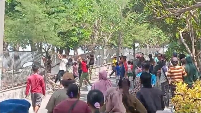 Tangkapan layar video perusakan pagar Pantai batu-batu Kenjeran Surabaya yang beredar di media sosial /Istimewa