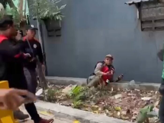 Anggota Satpol PP Surabaya jatuh tersungkur usai ditendang oknum demonstran buruh /Tangkapan Layar