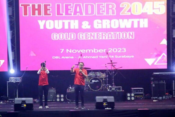 Wali Kota Surabaya Eri Cahyadi saat membakar semangat anak muda Surabaya di acara The Leader 2045/Dok. Diskominfo Surabaya