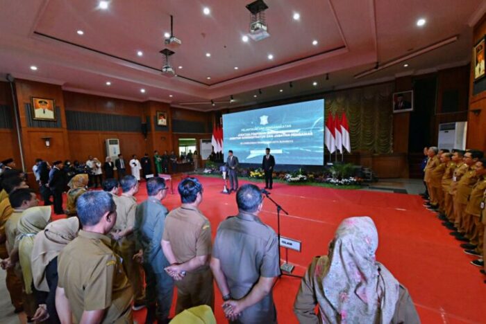 Wali Kota Surabaya Eri Cahyadi saat prosesi pelantikan pejabat pemkot/istimewa