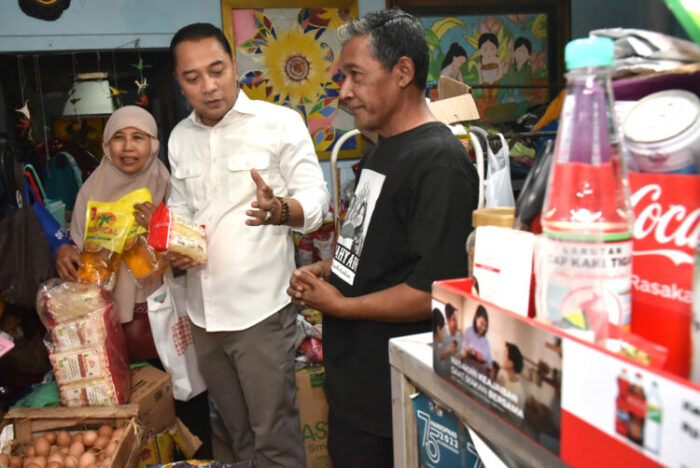 Wali Kota Surabaya Eri Cahyadi mengunjungi salah satu toko kelontong yang menjadi salah satu cara untuk menekan angka kemiskinan di Surabaya/Dok. Diskominfo Surabaya