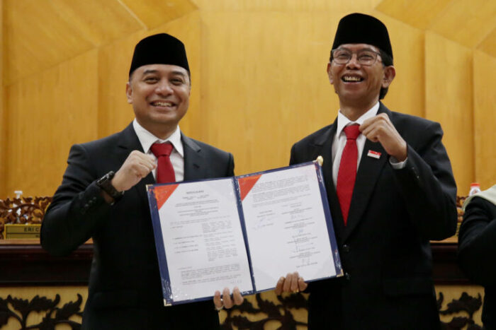 Wali Kota Surabaya Eri Cahyadi bersama Ketua DPRD Surabaya saat pengesahan APBD 2024/Dok. Diskominfo Surabaya