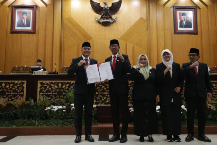 Wali Kota Surabaya Eri Cahyadi bersama jajaran pimpinan DPRD Surabaya saat pengesahan APBD 2024/Dok. Diskominfo Surabaya