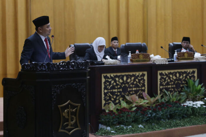 Wali Kota Surabaya Eri Cahyadi saat menyampaikan sambutan dalam rapat pengesahan APBD 2024 di DPRD Surabaya/Dok. Diskominfo Surabaya