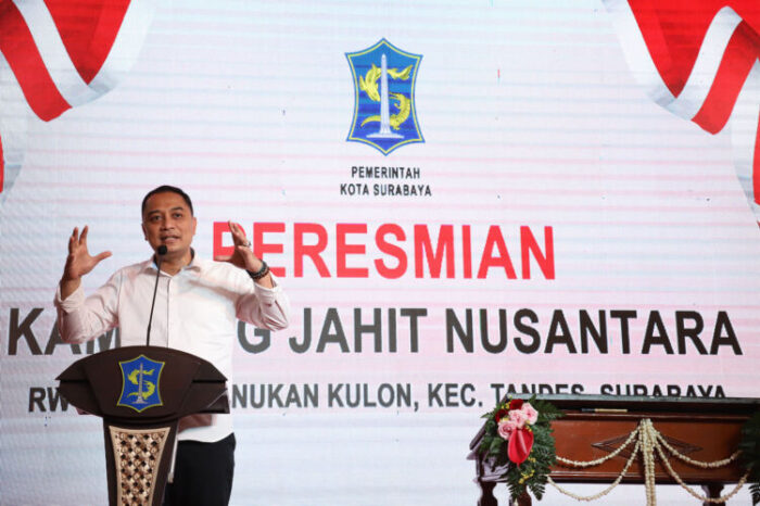 Wali Kota Surabaya Eri Cahyadi saat peresmian Kampung Jahit Nusantara yang merupakan salah satu cara menekan kemiskinan di Surabaya/Dok. Diskominfo Surabaya