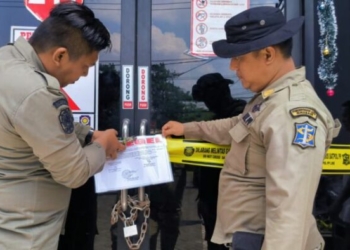 Petugas Satpol PP Surabaya melakukan penyegelan terhadap salah satu tempat Rekreasi Hiburan Umum (RHU) /dok. Istimewa