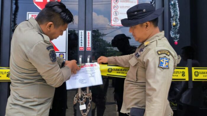 Petugas Satpol PP Surabaya melakukan penyegelan terhadap salah satu tempat Rekreasi Hiburan Umum (RHU) /dok. Istimewa