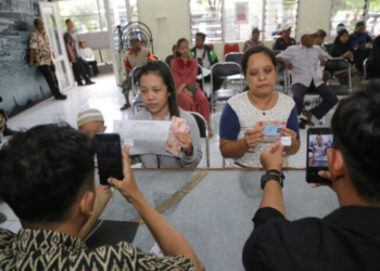 Penyaluran BLT Permakanan di Kantor Kecamatan Pabean Cantian, Surabaya, Kamis (4/1/2024).