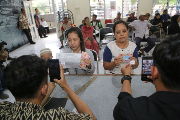 Penyaluran BLT Permakanan di Kantor Kecamatan Pabean Cantian, Surabaya, Kamis (4/1/2024).
