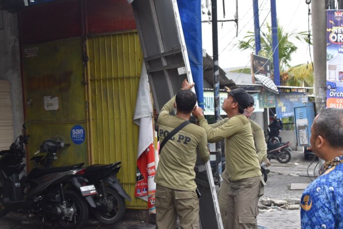 Satpol PP Surabaya melakukan penertiban reklame /Istimewa