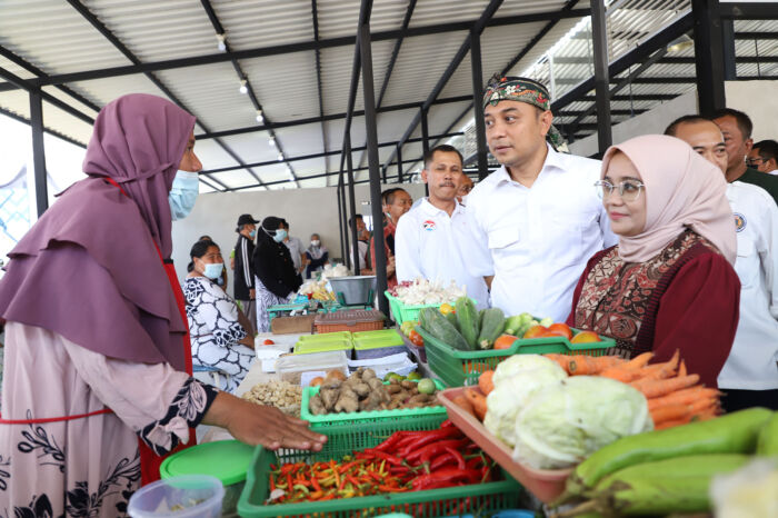 Wali Kota Surabaya Eri Cahyadi saat meninjau stok dan harga bahan pokok di pasar tradisional beberapa waktu lalu /dok. Pemkot Surabaya