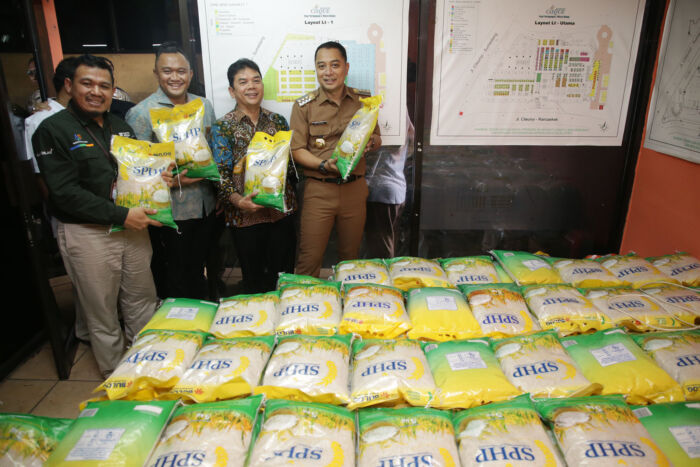 Wali Kota Surabaya Eri Cahyadi saat meninjau stok dan harga bahan pokok di pasar tradisional beberapa waktu lalu /dok. Pemkot Surabaya