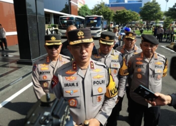 Kapolda Jawa Timur Irjen Pol Imam Sugianto, usai memimpin Apel Gelar Pasukan dalam rangka pemberangkatan personel di Lapangan Polda Jatim, Minggu (11/2/2024).