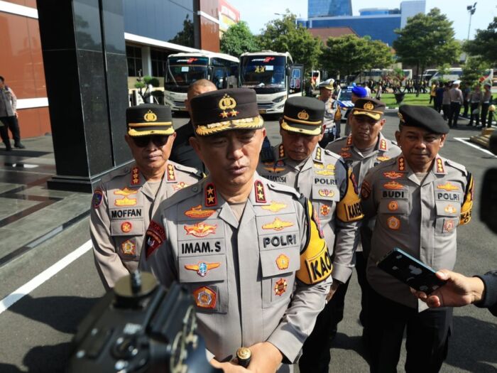 Kapolda Jawa Timur Irjen Pol Imam Sugianto, usai memimpin Apel Gelar Pasukan dalam rangka pemberangkatan personel di Lapangan Polda Jatim, Minggu (11/2/2024).