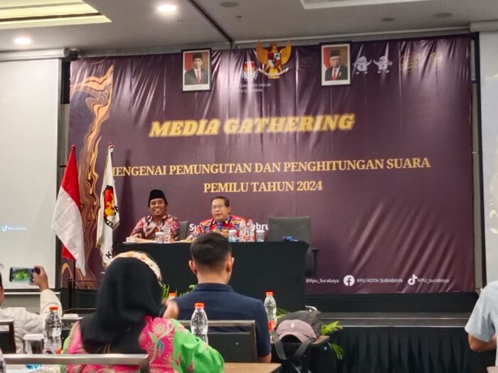 Media gathering Komisi Pemilihan Umum (KPU) Kota Surabaya, Senin (12/2/2024).