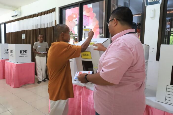Suasana pencoblosan Pemilu 2024 di TPS Liponsos Keputih Surabaya, Rabu (14/2/2024).