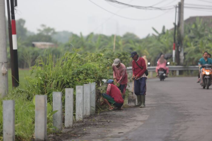 Satgas DSDABM Kota Surabaya mulai melaksanakan pengerjaan tanggul di Jalan Tengger Raya pada Minggu (18/2/2024) /dok. Pemkot Surabaya