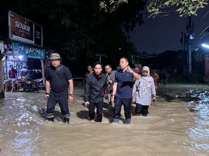 Wali Kota Eri Cahyadi saat meninjau sejumlah lokasi banjir di kawasan Surabaya Barat, Sabtu (17/2/2024) malam / Foto: Istimewa