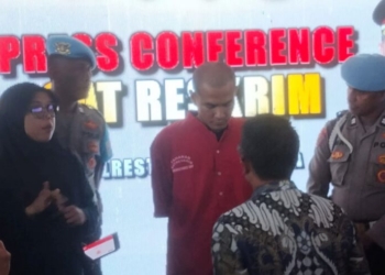RS, terduga pelaku penganiayaan saat diamankan di Polrestabes Surabaya /Istimewa