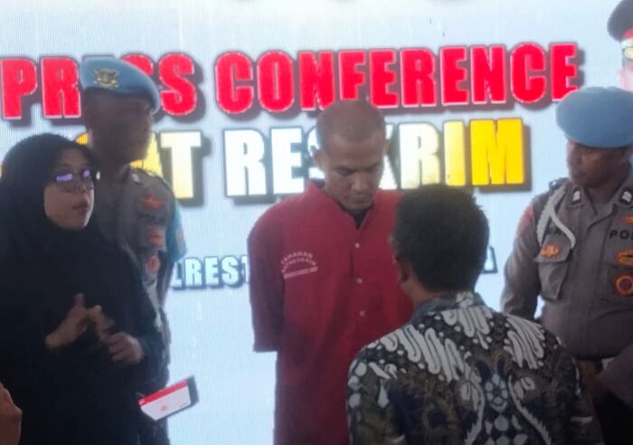 RS, terduga pelaku penganiayaan saat diamankan di Polrestabes Surabaya /Istimewa