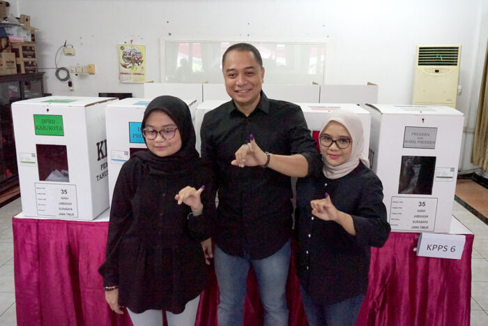 Wali Kota Eri Cahyadi bersama istri dan anak pertamanya, usai menyalurkan hak suara di TPS 35, Kecamatan Jambangan Surabaya, Rabu (14/2/2024).