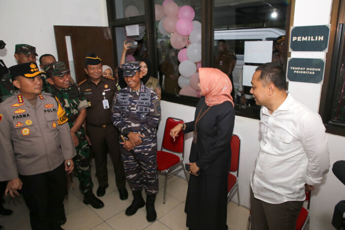 Forkopimda Kota Surabaya saat meninjau TPS di Liponsos Keputih Surabaya, Selasa (13/2/2024)