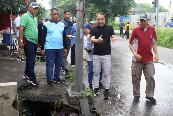 Wali Kota Eri Cahyadi saat meninjau sejumlah lokasi yang terdampak pada Minggu (18/2/2024) pagi.