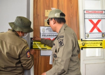 Satpol PP Surabaya melakukan penyegelan unit Rusunawa /Istimewa