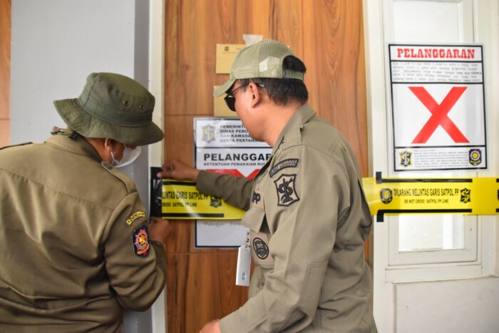Satpol PP Surabaya melakukan penyegelan unit Rusunawa /Istimewa