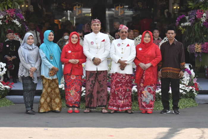 Wali Kota Eri bersama Wakil Wali Kota Armuji yang didampingi istri masing-masing/Dok. Diskominfo Surabaya