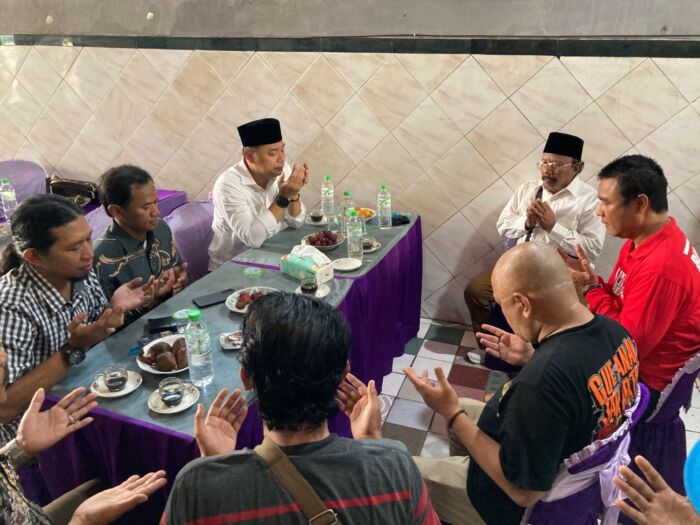 Wali Kota Eri Cahyadi saat bertemu dengan tokoh masyarakat di wilayah Kecamatan Semampir Surabaya /Istimewa