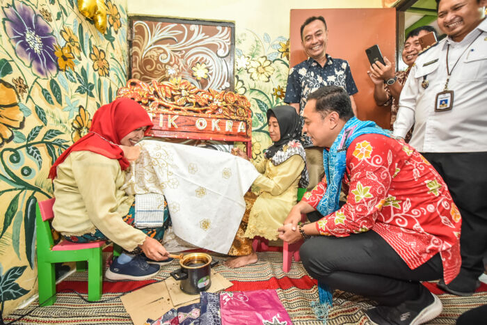 Wali Kota Eri saat mengunjungi pengrajin batik/Dok. Diskominfo Surabaya