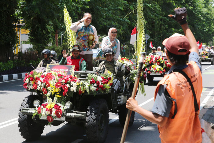 Wali Kota Eri mengarak penghargaan yang diterima Surabaya dalam bidang lingkungan/Dok. Diskominfo Surabaya