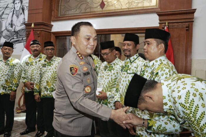 Kapolrestabes Surabaya, Kombes Pol Pasma Royce saat memimpin pelaksanaan giat pelepasan umrah di Mapolrestabes Surabaya, Jumat (19/4/2024) /Istimewa