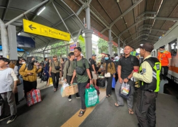 Ilustrasi: Suasana kedatangan penumpang kereta di stasiun wilayah Daop 8 Surabaya | Sc: KAI Daop 8