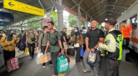 Foto: Ilustrasi penumpang di Stasiun Surabaya Gubeng. (Foto Dok bs)