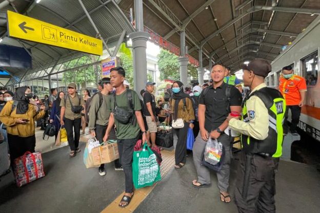 Foto: Ilustrasi penumpang di Stasiun Surabaya Gubeng. (Foto Dok bs)